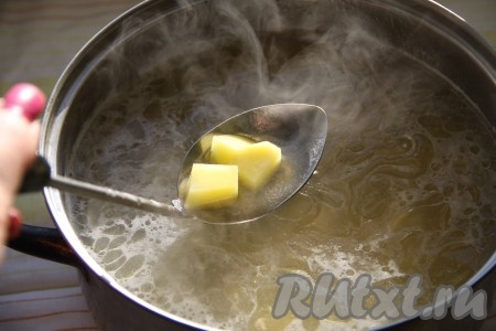 В готовый кипящий куриный бульон отправляем мелко нарезанный картофель. Варим на небольшом огне до готовности картошки (минут 15).