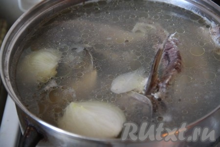 К готовому картофелю отправляем рыбу или ее части. Также можно добавить по желанию луковицу или оставить ее для зажарки. Варим рыбу минут 20-30, до мягкости косточек.

