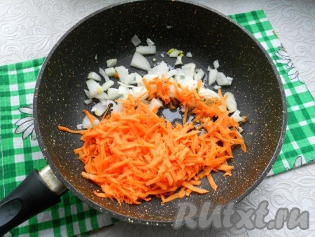 Лук репчатый нарезать кусочками, морковь натереть на крупной терке и выложить в глубокую сковороду, влить растительное масло и обжарить до мягкости, иногда помешивая.
