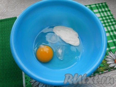 К яйцу добавить сметану, сахар и соль.