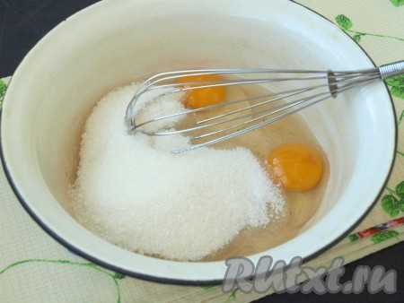 Когда пройдёт время, в отдельной посуде взбить яйца с сахаром до пышной массы.
