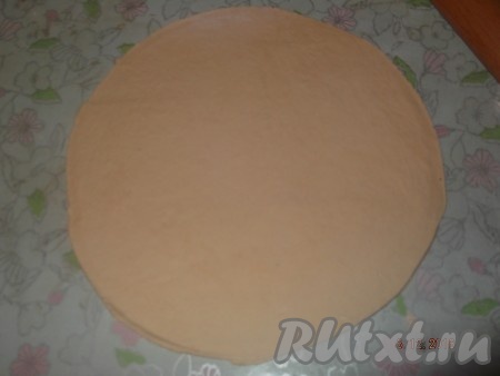 Затем делим тесто на несколько частей и раскатываем каждую часть в круг толщиной, примерно, 2 мм.
