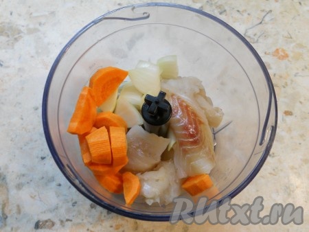 Кусочки филе рыбы, нарезанные лук и морковь поместить в чашу блендера.
