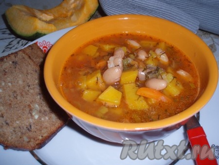 Очень вкусный, сытный и согревающий холодным зимним днем суп с фасолью и тыквой готов. Подавать горячим.
