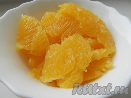 Апельсин очистить от кожуры, косточек и внутренних перегородок.

