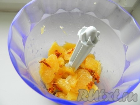 Поместить апельсин и шафран в чашу блендера.
