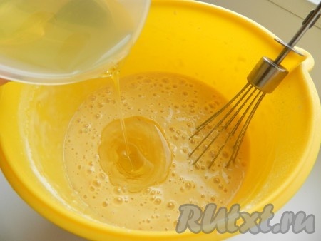Добавить смесь из муки и разрыхлителя к яично-апельсиновой массе, перемешать, влить растительное масло и тщательно перемешать до однородности (сильно не взбивать).
