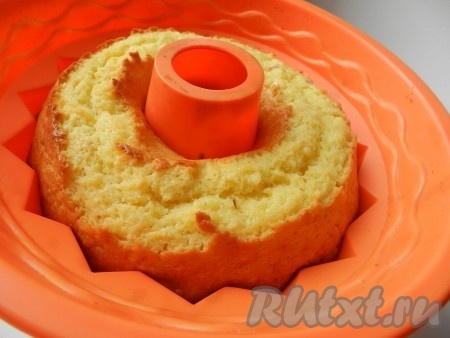 Поставить апельсиновый кекс в разогретую до 180 градусов духовку на 40-45 минут. Готовую выпечку, достав из духовки, остудить в форме.
