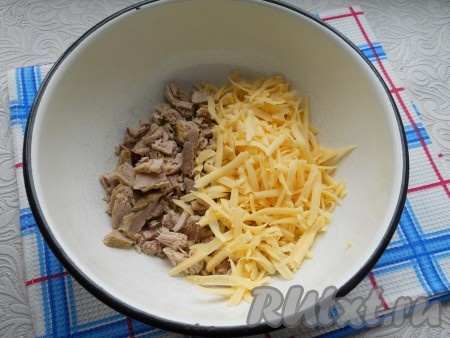 К свинине, нарезанной соломкой или небольшими кусочками, добавить натертый на крупной терке сыр.