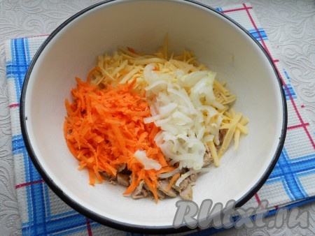 В салат к свинине и сыру выложить натертую на крупной терке сырую морковь и отжатый от маринада репчатый лук.