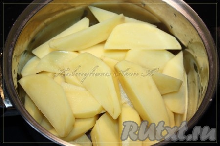 Каждую очищенную картофелину разрезать на 8 частей.
