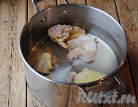 Для того чтобы суп получился особенно вкусным, нужно правильно сварить куриный бульон. Я готовила по этому рецепту http://rutxt.ru/node/11370. 