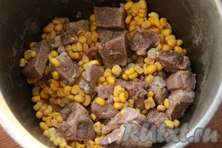 Когда мясо будет готово, добавляем к нему консервированную кукурузу вместе с соком. Тушим еще около 5 минут.
