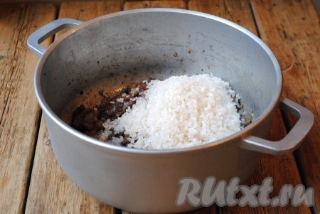 Рис хорошо промыть до прозрачной воды, воду слить, а рис выложить к печени и луку. 