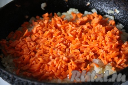Когда курица замаринуется, займемся рисом. На сковороде с добавлением растительного масла, обжарить измельченные лук и морковь, иногда помешивая, до мягкости моркови.
