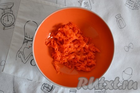 На крупной терку натереть очищенную морковь, добавить щепотку соли и перемешать.

