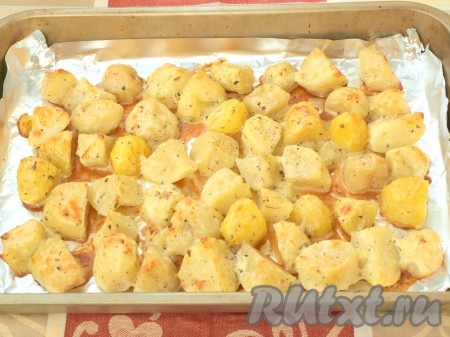 Запекать картофель 30 минут в разогретой духовке при температуре 200 градусов.
