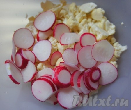 Редиску нарезать тонкими "кружочками" и добавить в салат к свежей цветной капусте.
