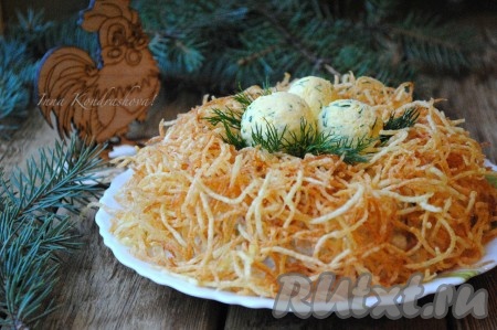 Подавать наивкуснейший салат "Гнездо глухаря" с курицей нужно на стол сразу после приготовления, чтобы картофельная соломка сверху не размягчилась. 