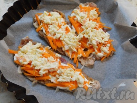 Затем выложить натертую на крупной терке морковь. Брынзу натереть, смешать со сметаной и выложить верхним слоем на мясо.