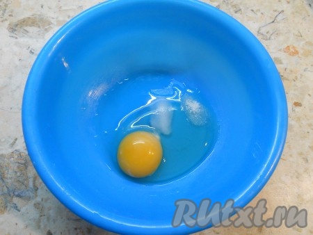 К яйцу добавить соль и сахар.
