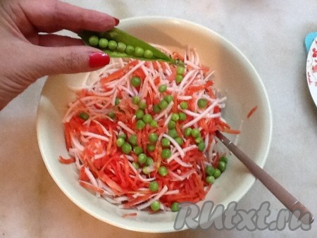 Переложить редьку с морковью в салатник, добавить зеленый горошек. У меня был свежий, можно использовать консервированный.