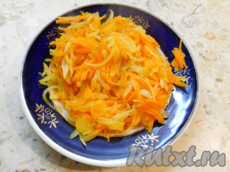 Лук и морковь выложить из сковороды в тарелку.