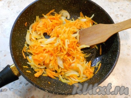 Сковороду разогреть с растительным маслом. Лук нарезать тонкими полукольцами, морковь натереть на крупной терке. Поместить овощи в разогретое масло и обжарить, помешивая, до мягкости (около 5 минут).