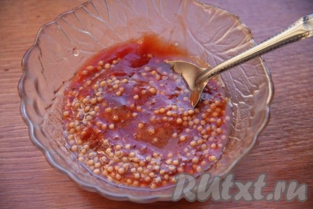 Для приготовления карамельной заливки смешать отдельно горчицу, выдавленный чеснок, мед, кетчуп и соевый соус.
