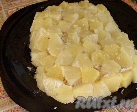 2 слой: нарезанные ананасы;