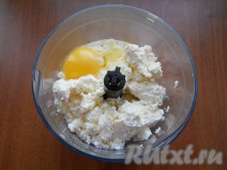 Манку с маком остудить до теплого состояния. Творог поместить в чашу блендера, добавить яйцо и ванилин.