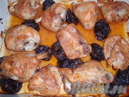 Готовую очень аппетитную курицу, запеченную с черносливом, вынуть из духовки.
