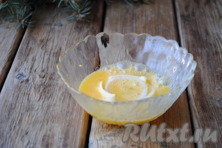 Яйцо взбить вилкой с щепоткой соли, в получившийся кляр обмакнуть луковые кольца с сыром.
