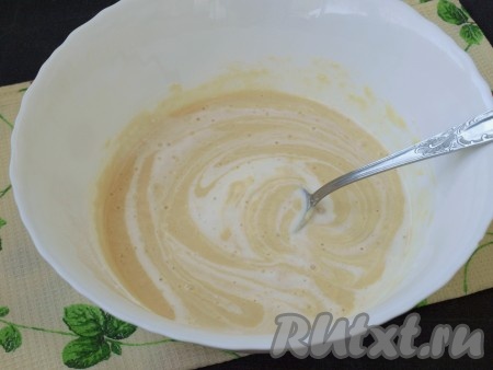 Влить в тесто оставшееся молоко и подсолнечное масло, тщательно перемешать и дать постоять 15-20 минут.