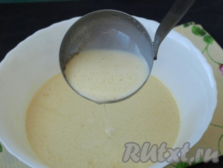 Тесто для блинов, замешанное на 500 мл молока, должно получиться достаточно жидким (как на фото).