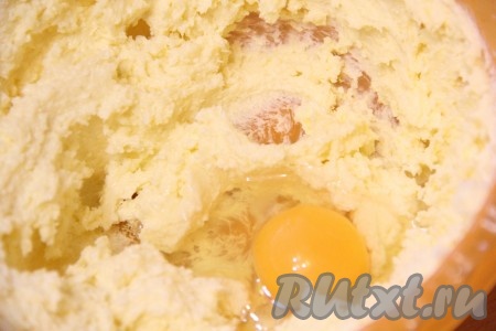 С помощью миксера хорошо взбить масло с сахаром до пышного состояния, затем добавить яйца по одному, продолжая взбивать.
