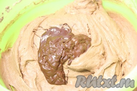 Шоколад растопить на водяной бане, слегка остудить и добавить в тесто.

