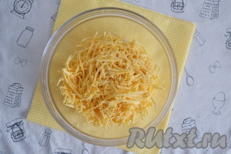 Твердый сыр натереть на крупной терке и добавить в салат из риса и кукурузы.
