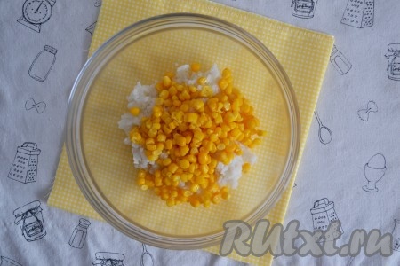 Выложить к рису консервированную кукурузу без жидкости.
