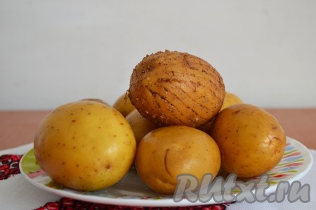 Картофель выбрать среднего или маленького размера, хорошо вымыть и, с помощью вилки, нанести не очень глубокие борозды по всей поверхности картофеля.
