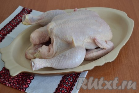 При необходимости выщипать остатки перьев на кожице курицы, тщательно вымыть и обсушить салфетками.