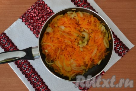Выложить морковь с луком на сковороду, разогретую с растительным маслом, и обжарить, помешивая, в течение 3-4 минут (до мягкости овощей).
