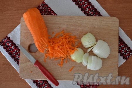 Очистить овощи. Лук нарезать тонкими полукольцами, а морковь натереть на крупной терке.
