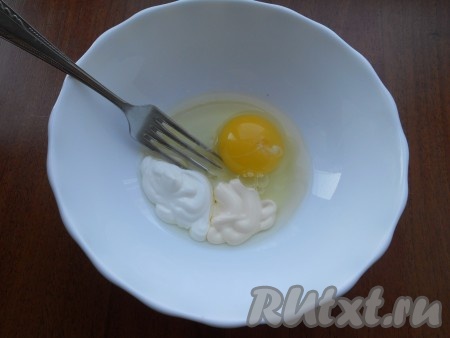 Яйцо разбить в глубокую тарелку, добавить сметану и майонез, чуть подсолить.
