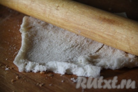 С помощью скалки каждый ломтик хлеба приплюснуть. Скалкой хорошо раскатать хлеб со всех сторон.