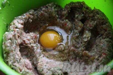 Добавить в фарш яйцо, слегка присолить и вымесить до однородности. 