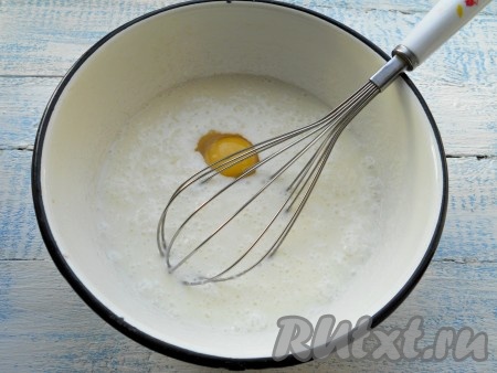 К кефиру с содой добавить яйцо и соль, перемешать венчиком.