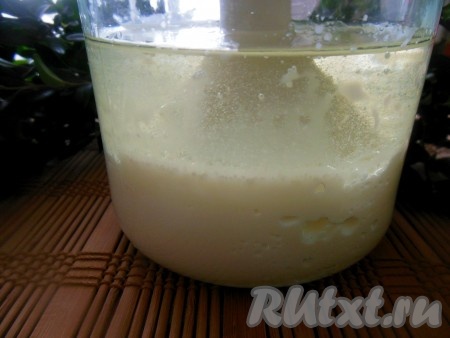 В стеклянную банку наливаем охлаждённое молоко, добавляем 200 миллилитров растительного масла, опускаем погружной блендер и начинаем взбивать.