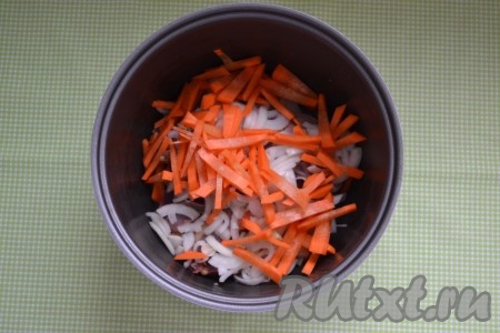 Очищенную морковь нарезать соломкой или натереть на крупной терке и выложить в чашу мультиварки.

