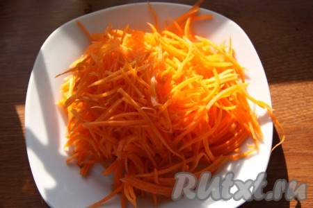 Морковку нарезаем брусочками или натираем на терке для корейской моркови.  В кипящую воду кладём морковь и варим на небольшом огне 3 минуты, затем воду сливаем.
